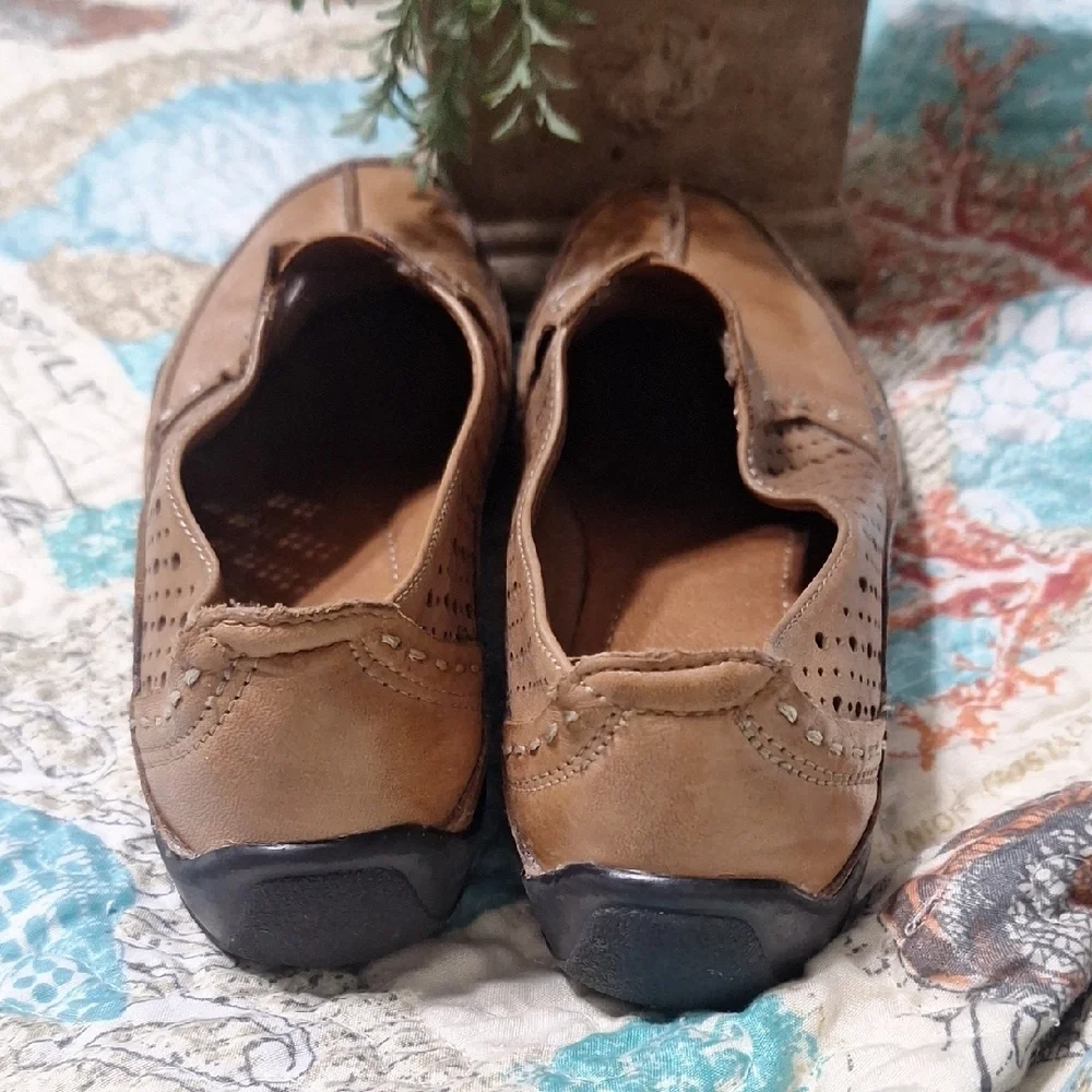 Clarks Womans Brown Leather Slip-Ons